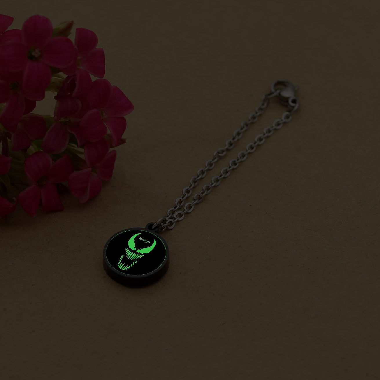 آویز ساعت زنانه ناکسیگو مدل شب تاب طرح ونوم کد AW7270