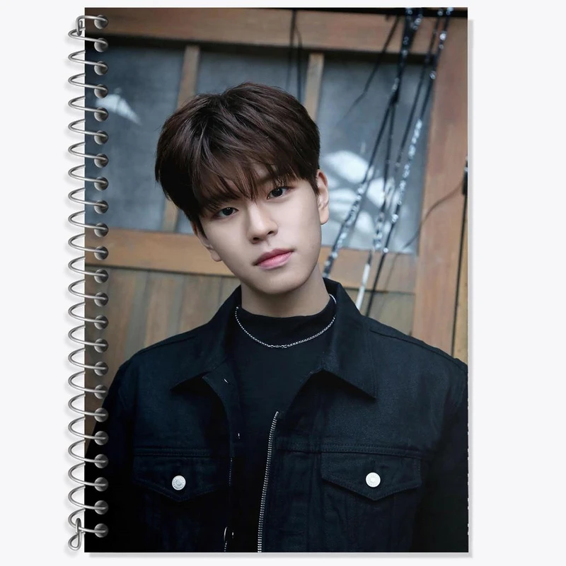 دفتر زبان 50 برگ خندالو مدل سه خط طرح سونگمین گروه استری کیدز Stray Kids کد 11854