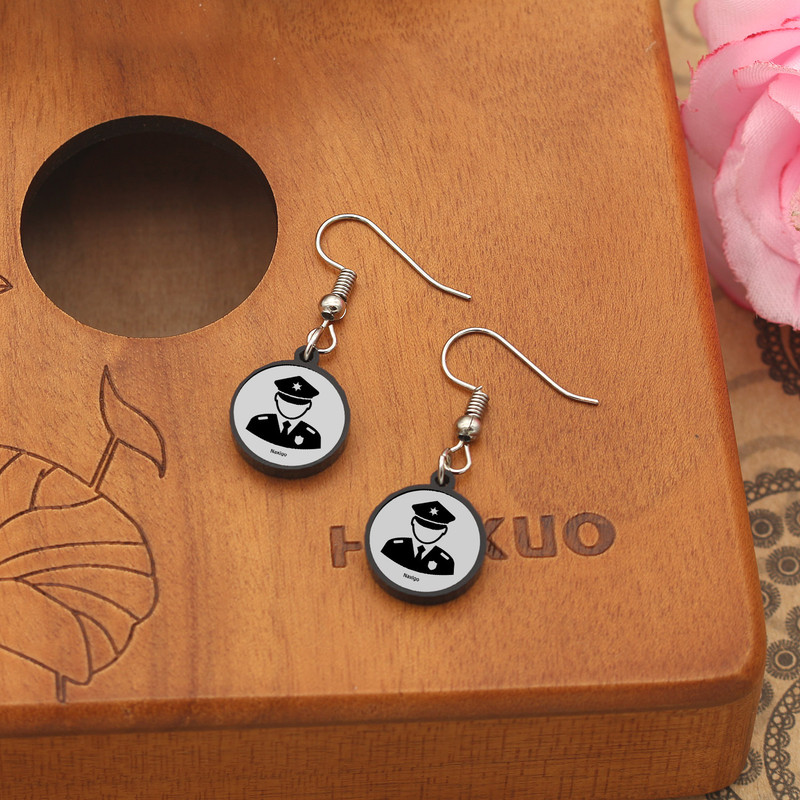 گوشواره زنانه ناکسیگو مدل شب تاب طرح پلیس کد ES8122 گوشواره زنانه ناکسیگو مدل شب تاب طرح پلیس کد ES8122