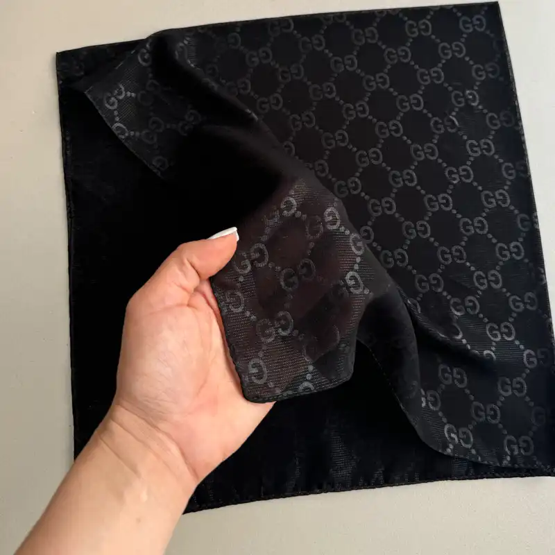 روسری زنانه مدل مینی اسکارف نخی لطیف مارک برجسته دنیز قواره ۷۵ کد ۴