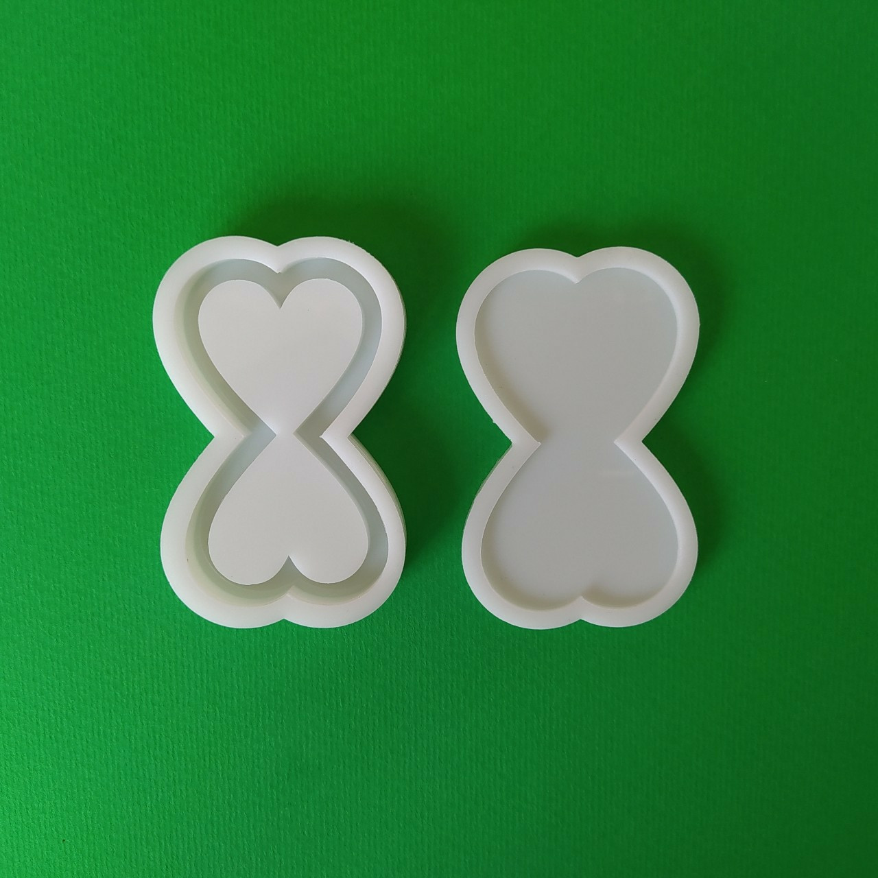 قالب رزین مدل جاکلیدی آکواریومی طرح ساعت شنی قلبی مجموعه 2 عددی