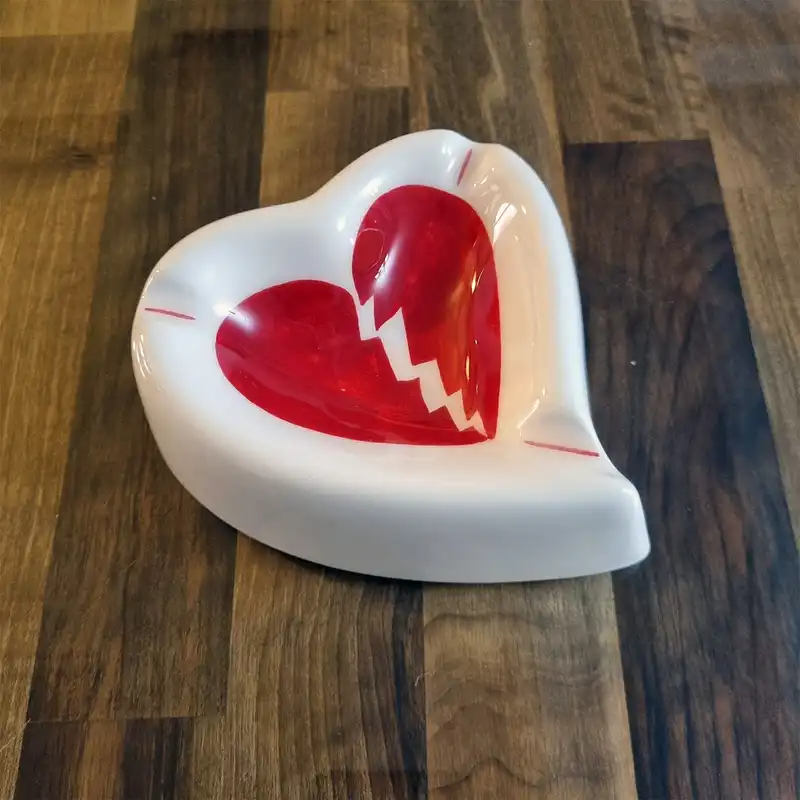 زیرسیگاری سرامیکی مدل قلب شکسته