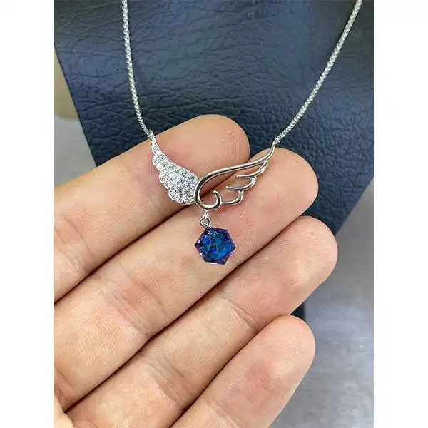 گردنبند زنانه سواروسکی مدل بال و مکعب کد 7789