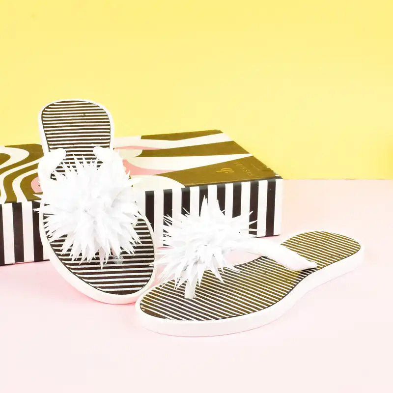 دمپایی لاانگشتی زنانه نیکتا مدل گل پارچه ای WH.4026