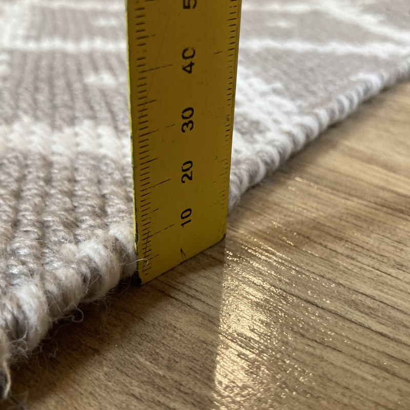 گلیم دستبافت سه و نیم متری مدل لارا کد 002