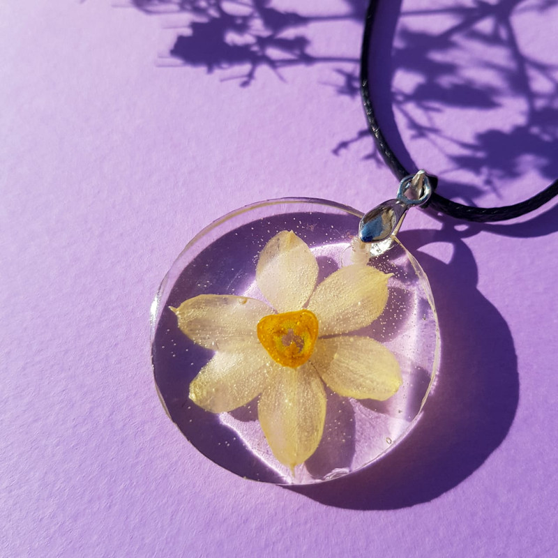 گردنبند دخترانه مدل رزینی گل نرگس