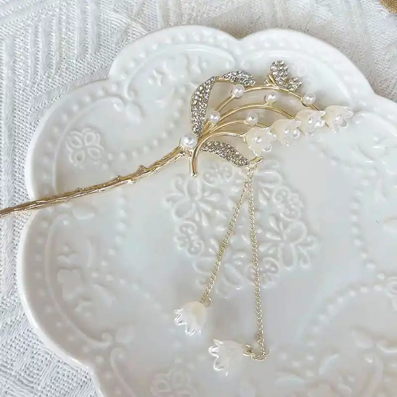 گیره مو زنانه مدل کانزاشی طرح سبد گل های شیپوری آویزدار