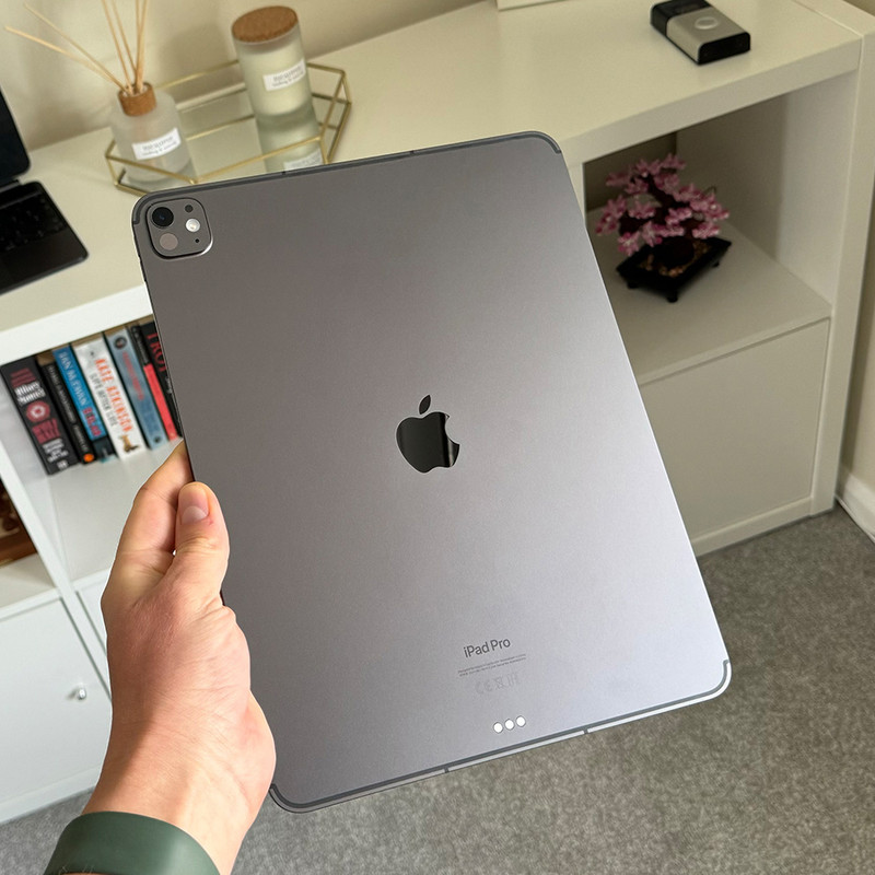 تبلت 13 اینچ اپل مدل IPad Pro 2025 M5 Wi-Fi ظرفیت 2 ترابایت و رم 16 گیگابایت، رزولوشن دوربین 12 مگاپیکسل، پشتیبانی از قلم و کیبورد