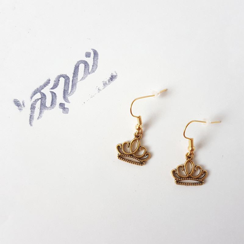 گوشواره دخترانه نمدیکا طرح تاج مدل کویین گوشواره دخترانه نمدیکا طرح تاج مدل کویین