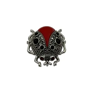 گل سینه نقره زنانه مدل مارکازیت طرح کفشدوزک کد CB011