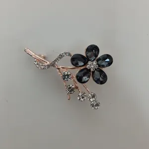 سنجاق سینه زنانه مدل گل پنج برگ