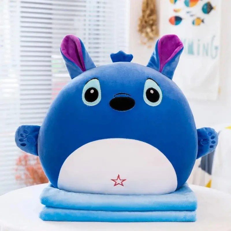 عروسک طرح استیچ بالشتی مدل M110 ارتفاع 45 سانتی‌متر به همراه پتو