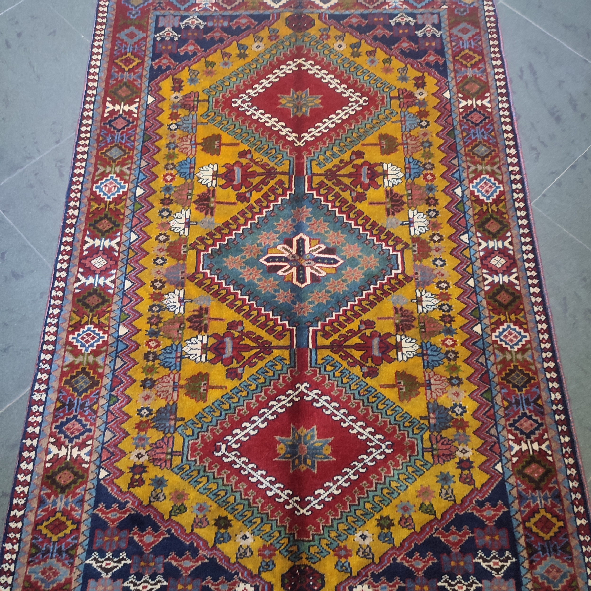 فرش دستبافت یک و نیم متری طرح لوزی کد AA476