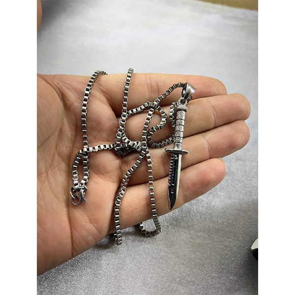 گردنبند مردانه مدل چاقو اسپرت کد 874520 گردنبند مردانه مدل چاقو اسپرت کد 874520