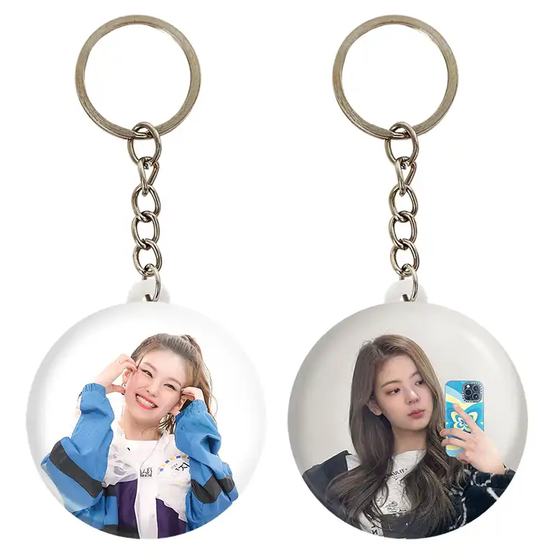 جاکلیدی خندالو مدل لیا گروه ایتزی ITZY کد 2019720193 مجموعه 2 عددی