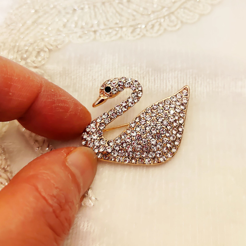 گل سینه زنانه مدل قو