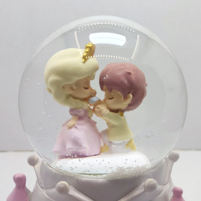 گوی موزیکال مدل پمپی طرح دیدار عاشقانه