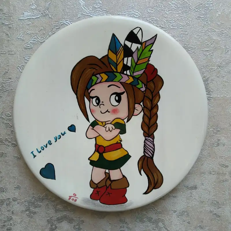 بشقاب دیوارکوب سفالی طرح کودکانه مدل دختر سرخ پوست