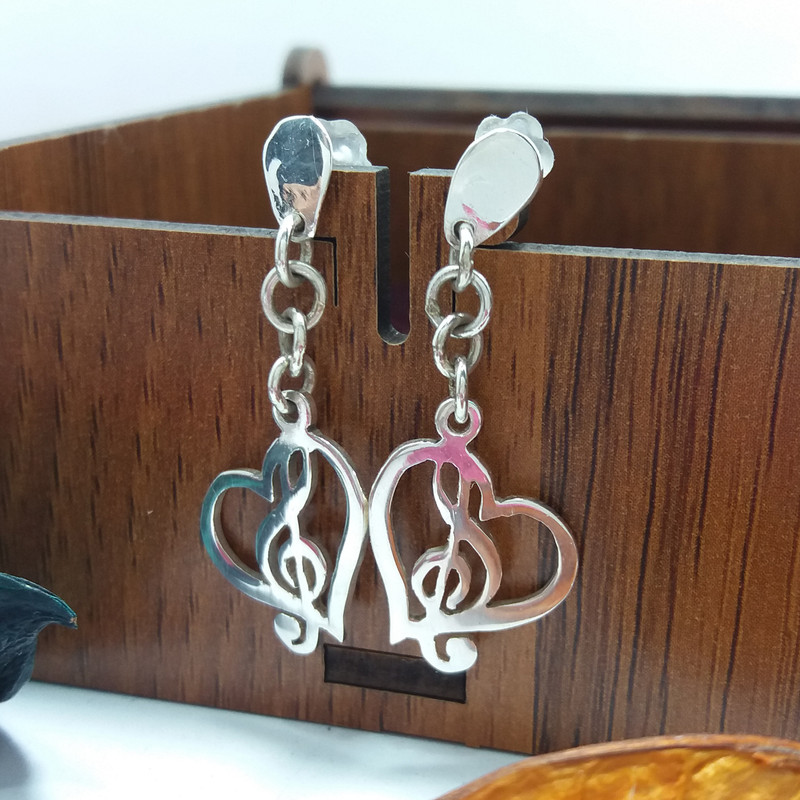 گوشواره نقره زنانه مدل قلب موسیقی گوشواره نقره زنانه مدل قلب موسیقی