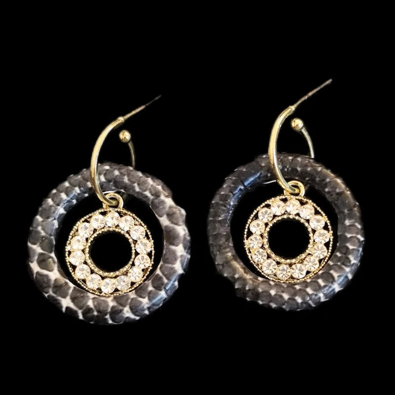 گوشواره میخی زنانه مدل پوست ماری نگینی 