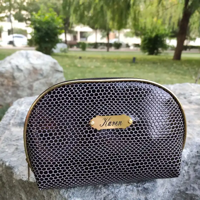 کیف لوازم آرایش زنانه مدل نیمگرد ورنی