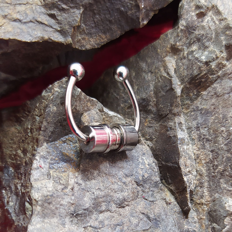 پیرسینگ بینی مدل آهنربایی