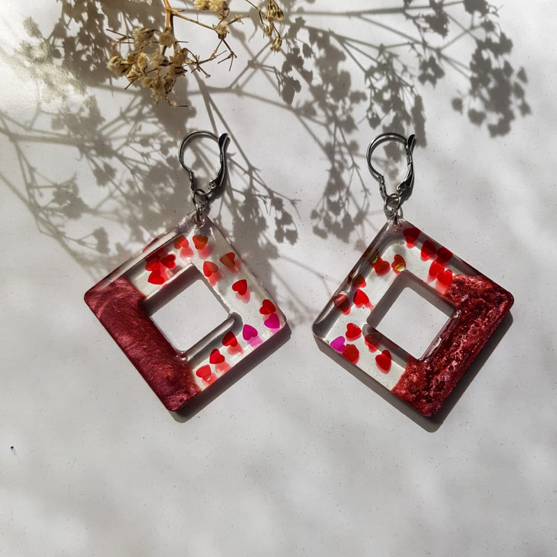 گوشواره دخترانه مدل رزینی قلبی