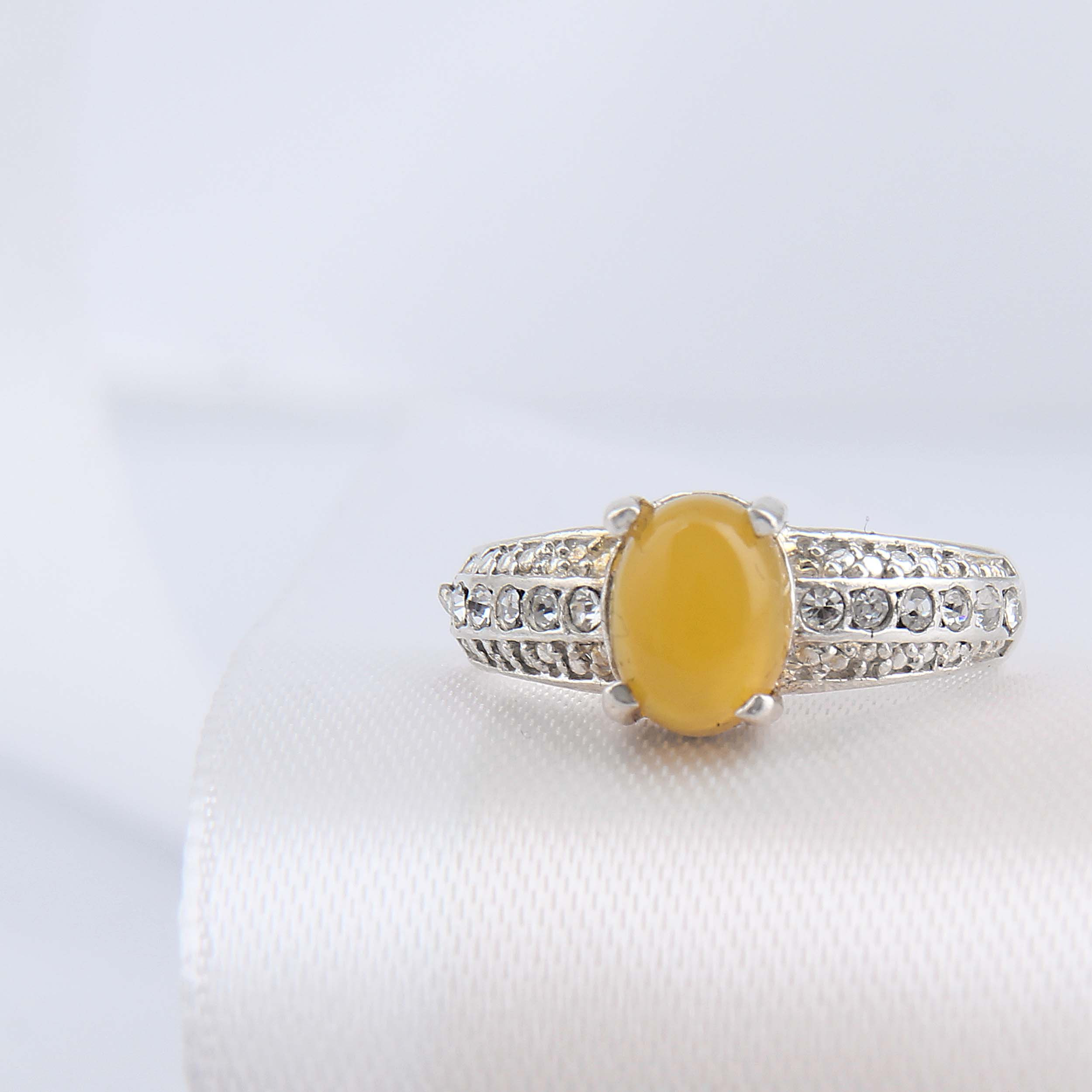 انگشتر نقره زنانه بازرگانی میلادی مدل سنگ عقیق شرف الشمس نگین برلیان بدون ریزش کد AW_681