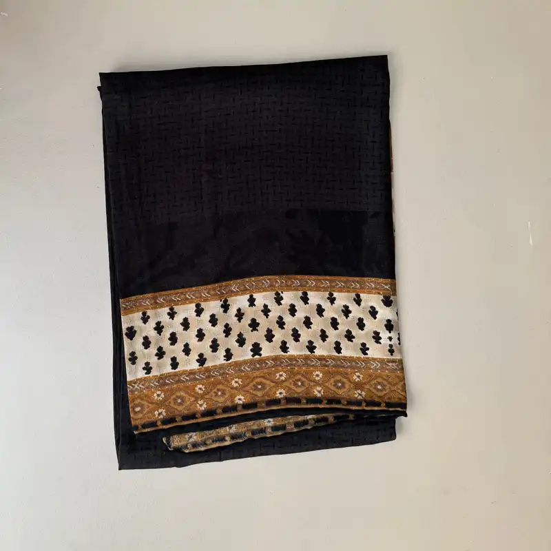 روسری زنانه مدل نخ حریری گارزا گلدار قواره 120 کد 8