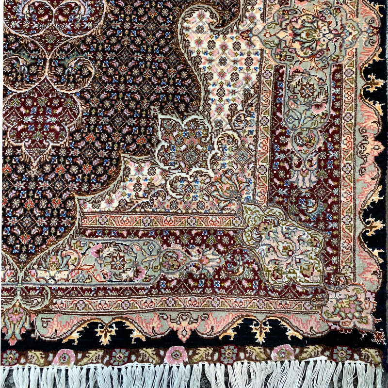 فرش دستبافت 1.5 متری طرح ماهی کد M-001 زمینه سرمه‌ای