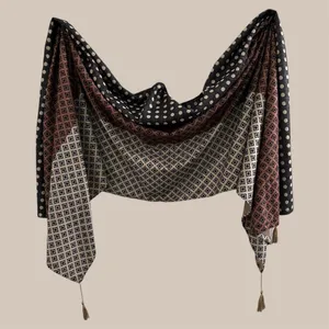 شال زنانه مدل مخمل موهر پاییزه خال خالی کد ۰۰۱۵