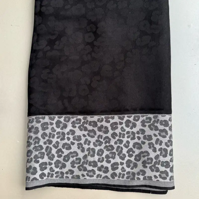 شال زنانه مدل نخی حاشیه پلنگی