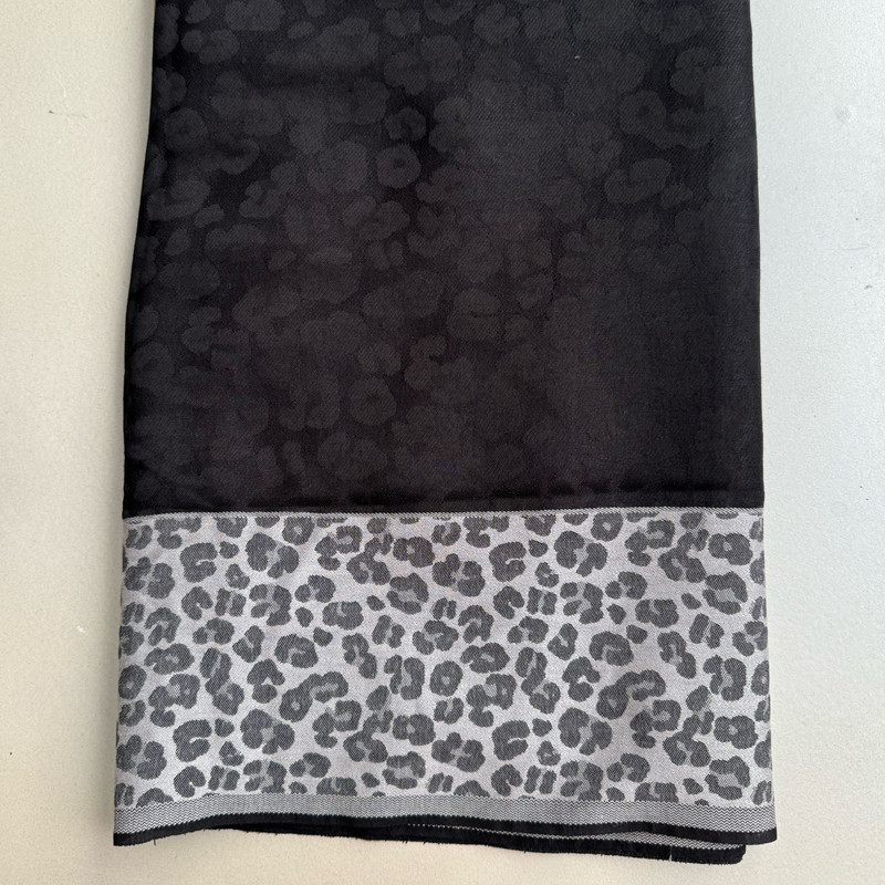 شال زنانه مدل نخی حاشیه پلنگی