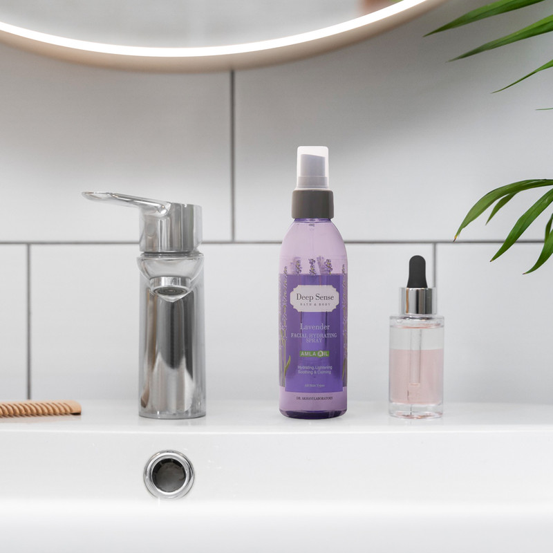 اسپری مرطوب‌کننده دیپ سنس، مدل لوندر، مناسب انواع پوست، حاوی عصاره‌های اسطوخودوس، بابونه، آویشن و آسکوربیک اسید، آبرسان و روشن‌کننده، جمع‌کننده منافذ پوست، آنتی‌باکتریال، مناسب برای صورت و بدن، حجم 150 میلی‌لیتر