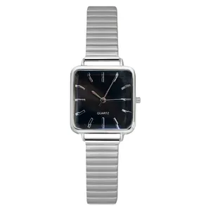 ساعت مچی عقربه‌ای کوارتز زنانه مدل مینیمال بندنرم طرح کرکره ای کد Ro5