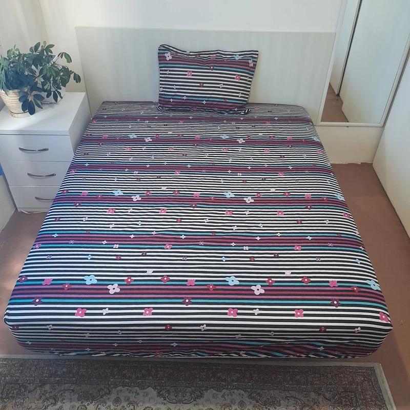 سرویس ملحفه مدل کشدار ni04079 طرح گلبرگ راه راه کد 120 یک نفره دو تکه