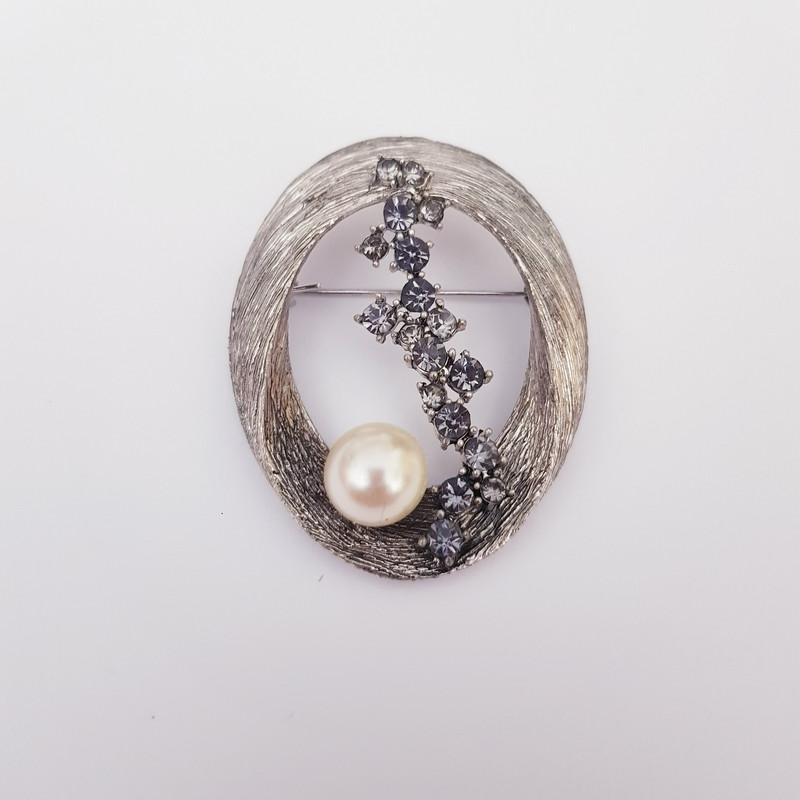 سنجاق سینه زنانه مدل بیضی نگین و مرواریدی سنجاق سینه زنانه مدل بیضی نگین و مرواریدی