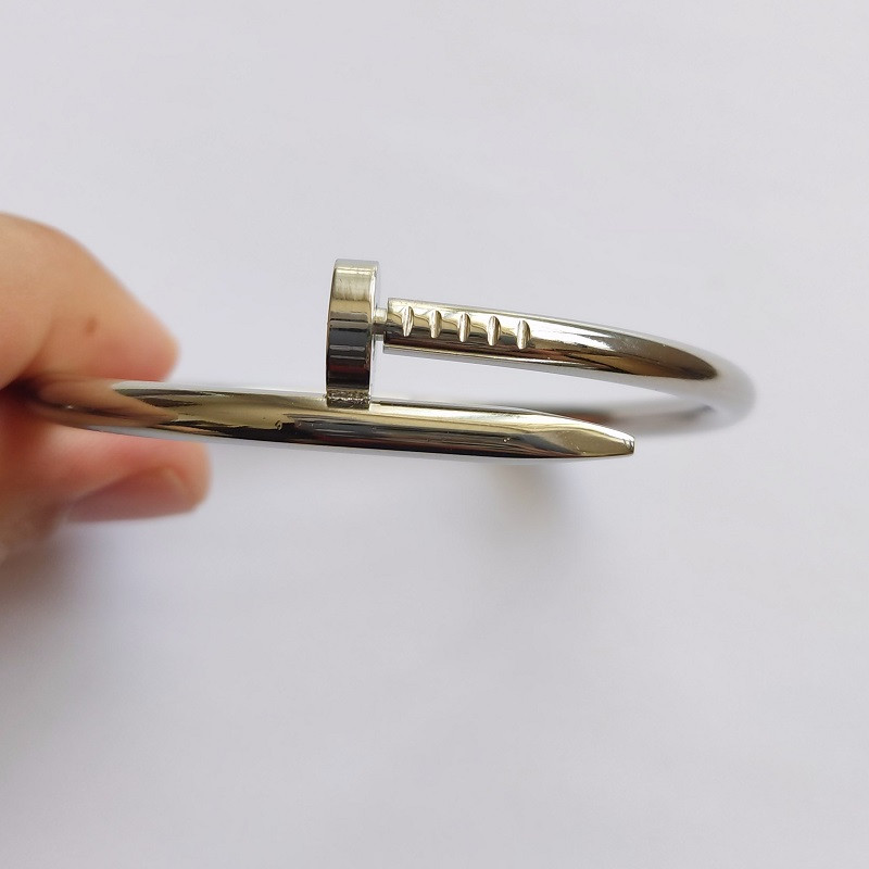 دستبند زنانه کارتیه مدل میخ دستبند زنانه کارتیه مدل میخ