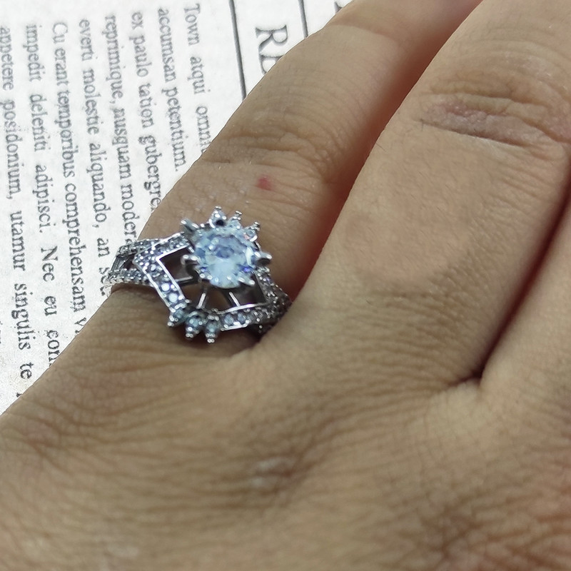 انگشتر نقره زنانه سلین کالا مدل برلیان کد 68 انگشتر نقره زنانه سلین کالا مدل برلیان کد 68