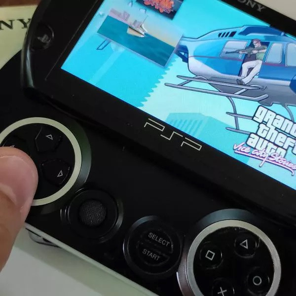 کنسول بازی قابل حمل سونی مدل PSP GO