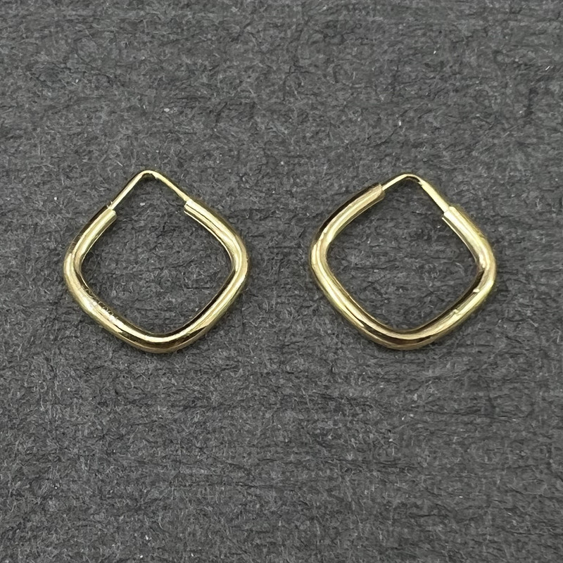 گوشواره طلا 18 عیار زنانه دوست خوب مدل مربع dk526 گوشواره طلا 18 عیار زنانه دوست خوب مدل مربع dk526