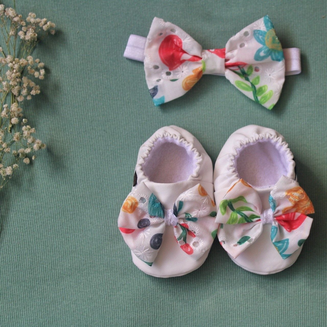 ست پیشبند هدبند و پاپوش نوزادی ریماز مدل بهار کد m2403 به همراه دندانگیر و بند پستانک - - 7