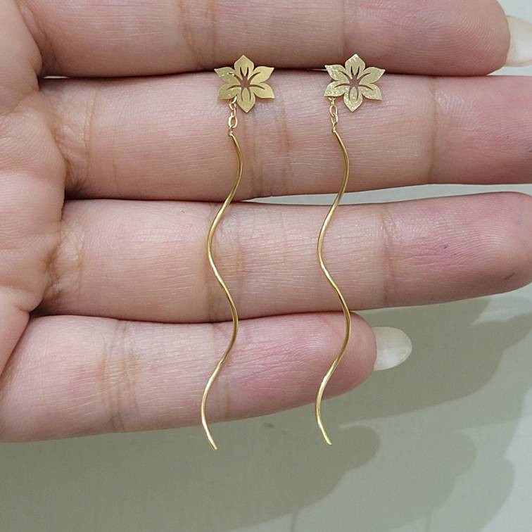 گوشواره بخیه‌ای طلا 18 عیار زنانه مان گالری مدل کرلی گل کد EA01-0034200 - 2