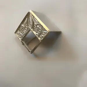 گل سینه دست ساز زنانه مدل مربعی