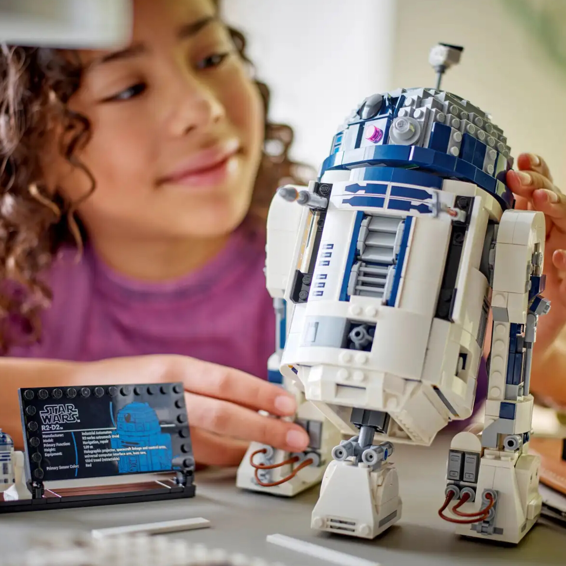 لگو سری استاروارز مدل R2-D2™ کد 75379 لگو سری استاروارز مدل R2-D2™ کد 75379