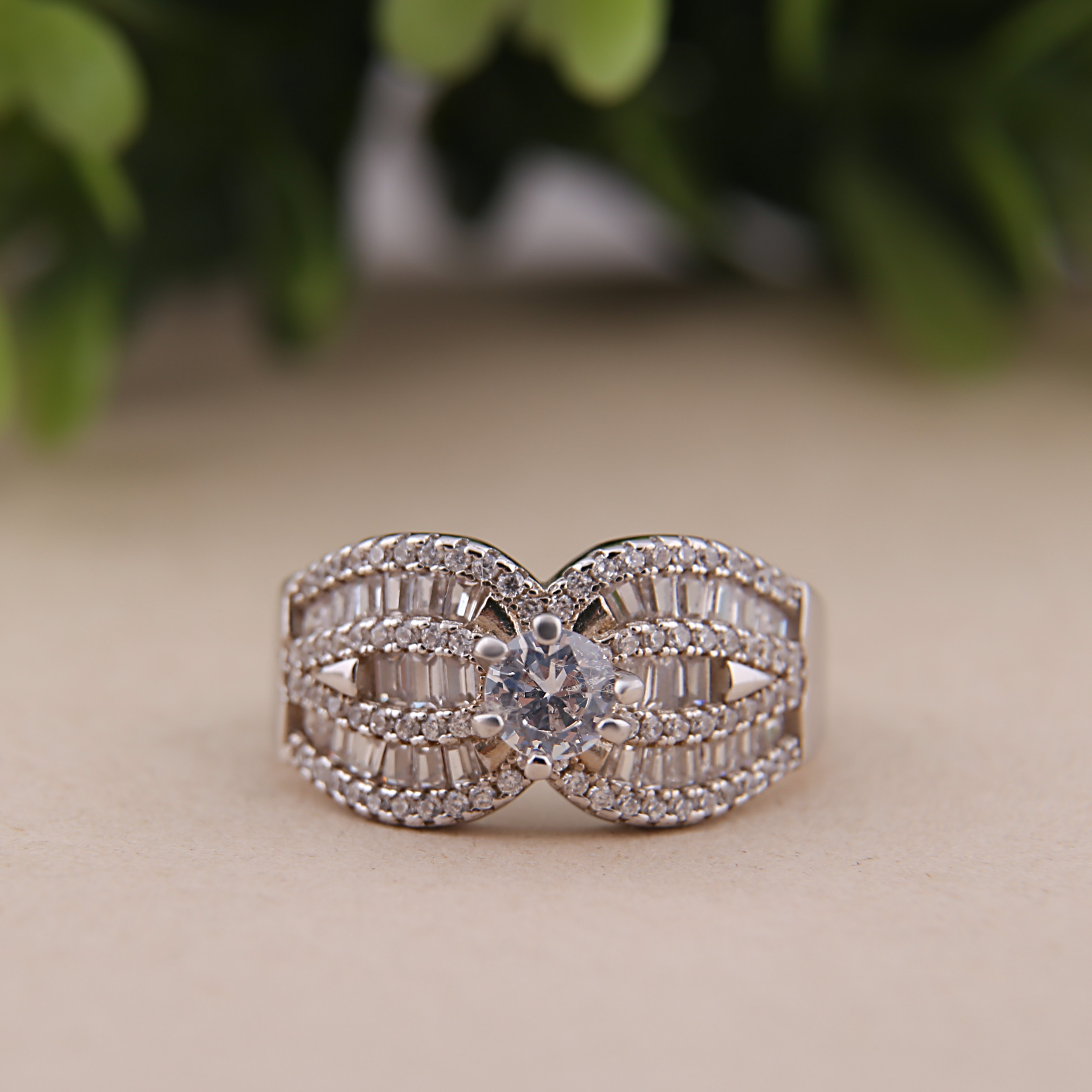 انگشتر نقره زنانه مدل تک نگین کد FR0040 انگشتر نقره زنانه مدل تک نگین کد FR0040