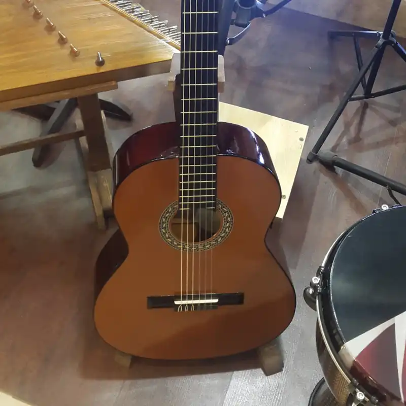 گیتار مدل MR 3