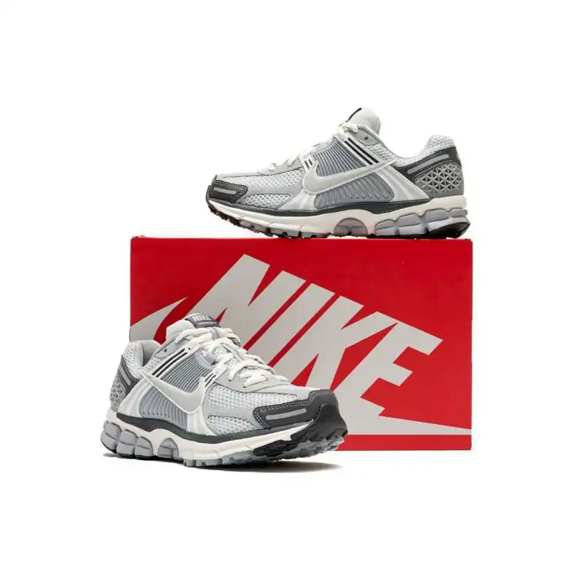 کفش پیاده روی مدل زوم وومرو 5