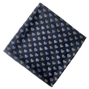 روسری زنانه مدل نخی طرح قلبی