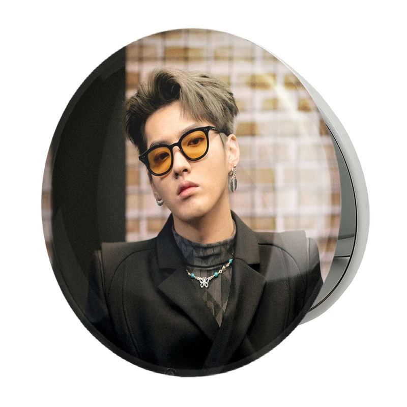 آینه جیبی خندالو طرح کریس وو گروه اکسو EXO مدل تاشو کد 13418 